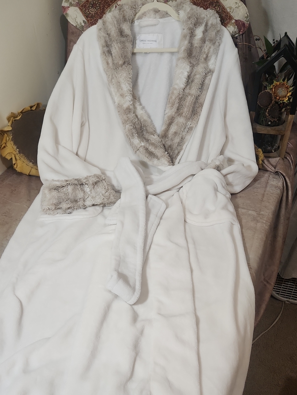 Midnight by Carole Hochman White Robe with Faux-Fur Trim